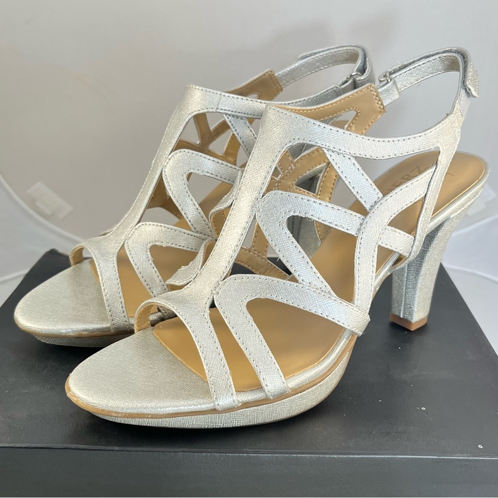 NIB Naturalizer Danya Silver Metallic Strappy Platform Sandals Sz 8